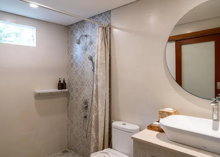 Stylish Tropical 2 Bedroom , , 400m To Finn Villa *