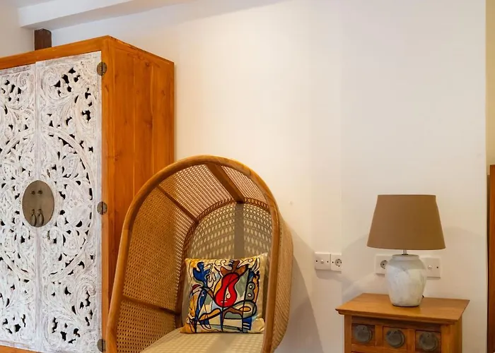 Stylish Tropical 2 Bedroom , , 400m To Finn