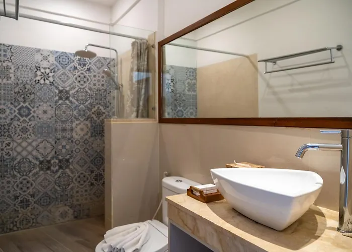 Stylish Tropical 2 Bedroom , , 400m To Finn Villa *